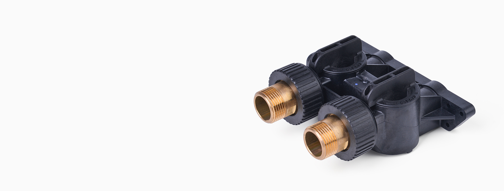 <h4>一體式旁通閥<br></h4>
<p>標(biāo)配Autotrol閥頭專(zhuān)用的一體式高性能樹(shù)脂旁通閥，使設(shè)備安裝更加便捷、節(jié)省空間獨(dú)特的一體式水路設(shè)計(jì)。</p>